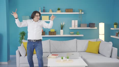 un tipo gracioso que le gusta la música. vídeo divertido en casa.
