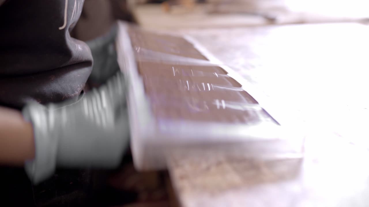 식당에서 초콜릿을 만드는 인식할 수 없는 작물 여성