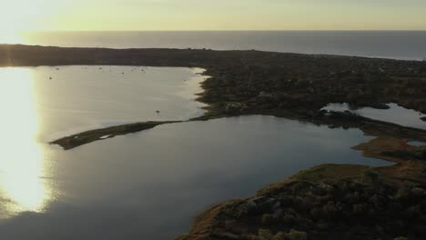 Stationäre-Luftaufnahme-über-Dem-Montauk-Lake-In-Montauk-New-York-Am-Ende-Von-Long-Island-Bei-Sonnenaufgang