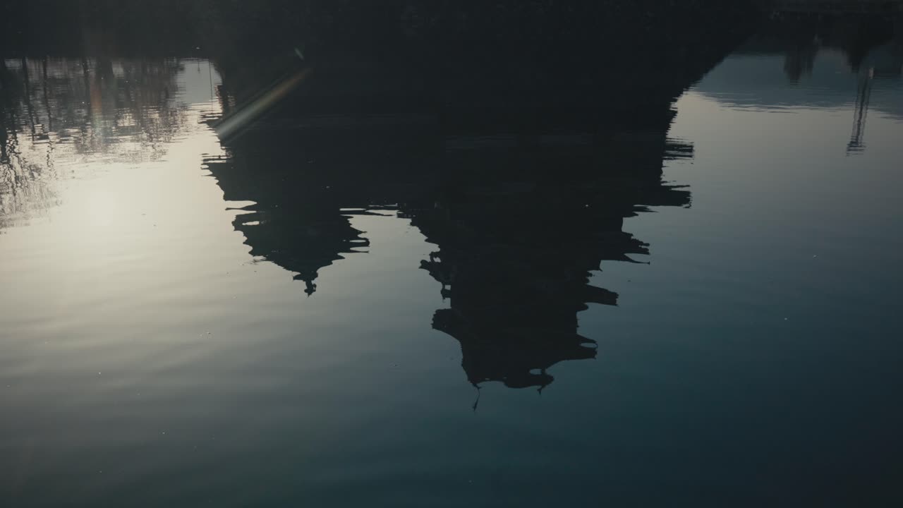 зеркальное отражение водой замка мацумото на закате в нагано, япония