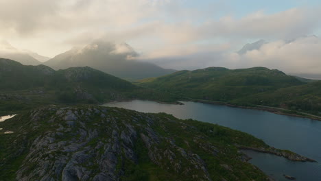 Malerische-Lofoten-Landschaft-Mit-Nebligem-Dunst,-Der-Um-Berge-Wirbelt,-Luftaufnahme