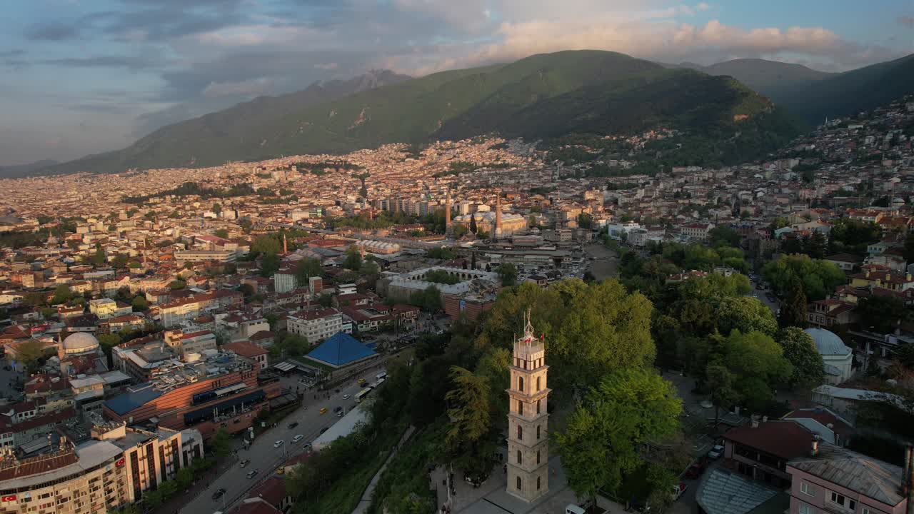 torre del reloj histórica en bursa