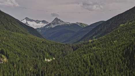 Whistler-Bc-Canada-Air-V5-Sobrevuelo-Con-Zoom-De-Drones-Que-Captura-Vistas-Impresionantes-De-Valles-Forestales-Y-Picos-Montañosos,-Con-La-Góndola-Cruzando-El-Paisaje---Filmado-Con-Mavic-3-Pro-Cine---Julio-De-2023