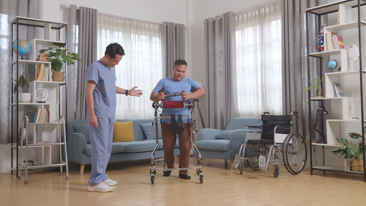 아시안 남성 간호사의 몸이 가득 차 있으며, 러를 사용하는 환자에게 손을 흔들며 집에서 물리 치료를 하는 동안 혼자 고 격려하고 있습니다.