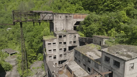 Betongebäude-Und-Rostige-Seilbahnplattform-Einer-Verlassenen-Fabrik