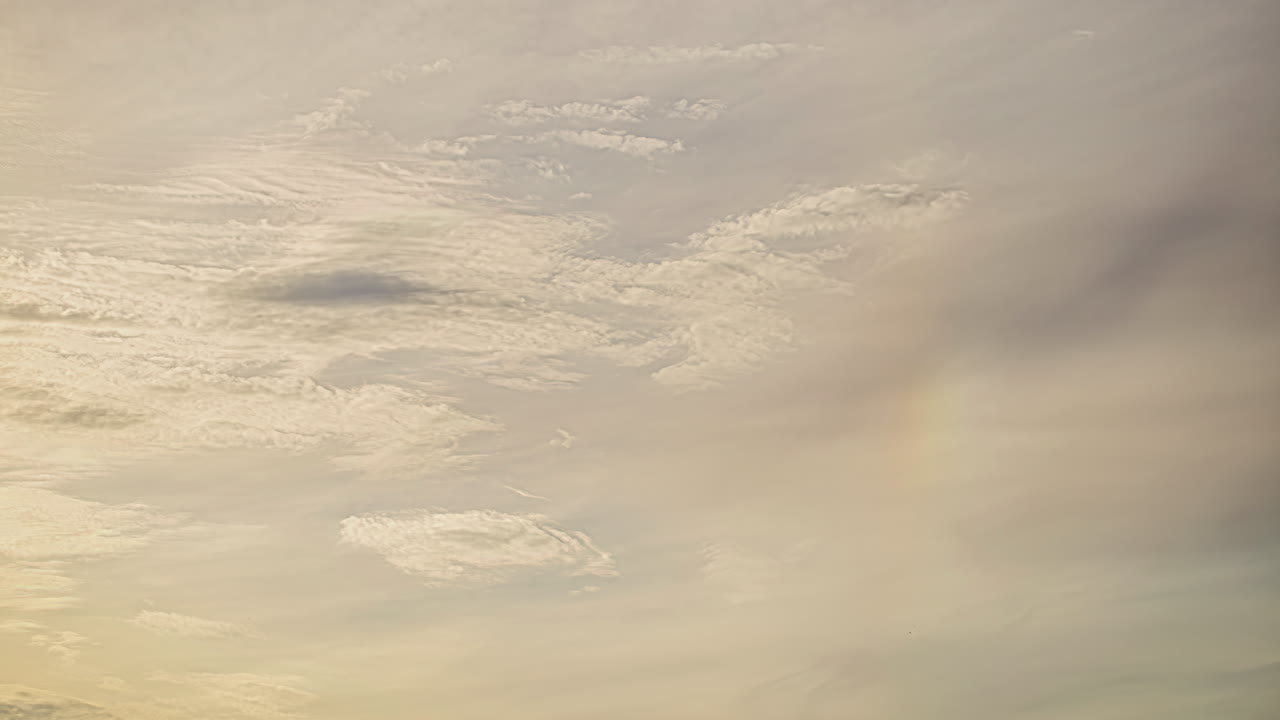하늘에서 태양 후광 광학 효과와 함께 구름의 시간 경과