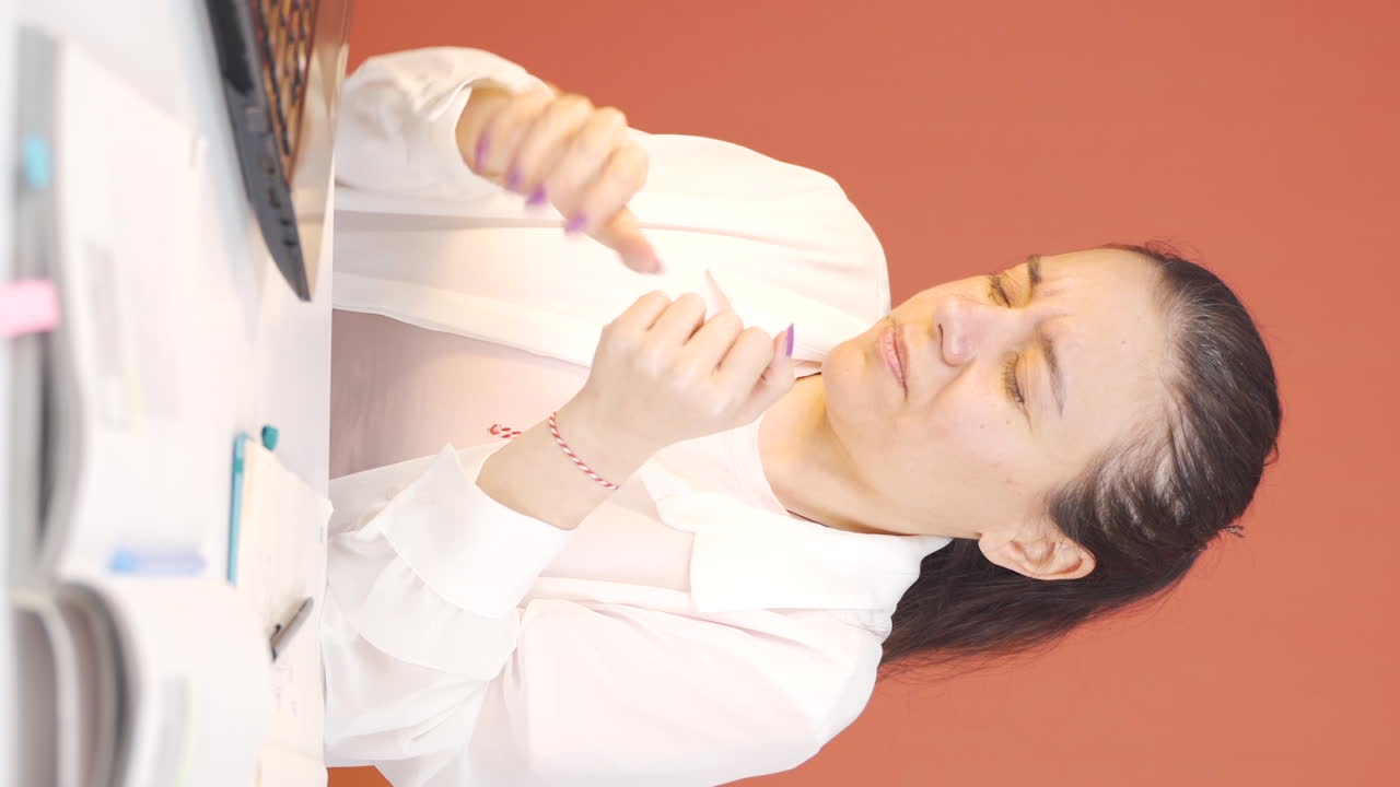 노트북을 사용하는 여성의 손목의 수직 비디오가 아프습니다.