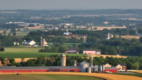 Granjas-Y-Tierras-De-Cultivo-Por-Millas-En-Colinas-Ondulantes