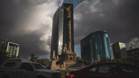 Lapso-De-Tiempo-En-La-Rotonda-Del-ángel-De-La-Independencia-Durante-El-Día