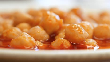 cerca de un plato de garbanzos en una salsa roja