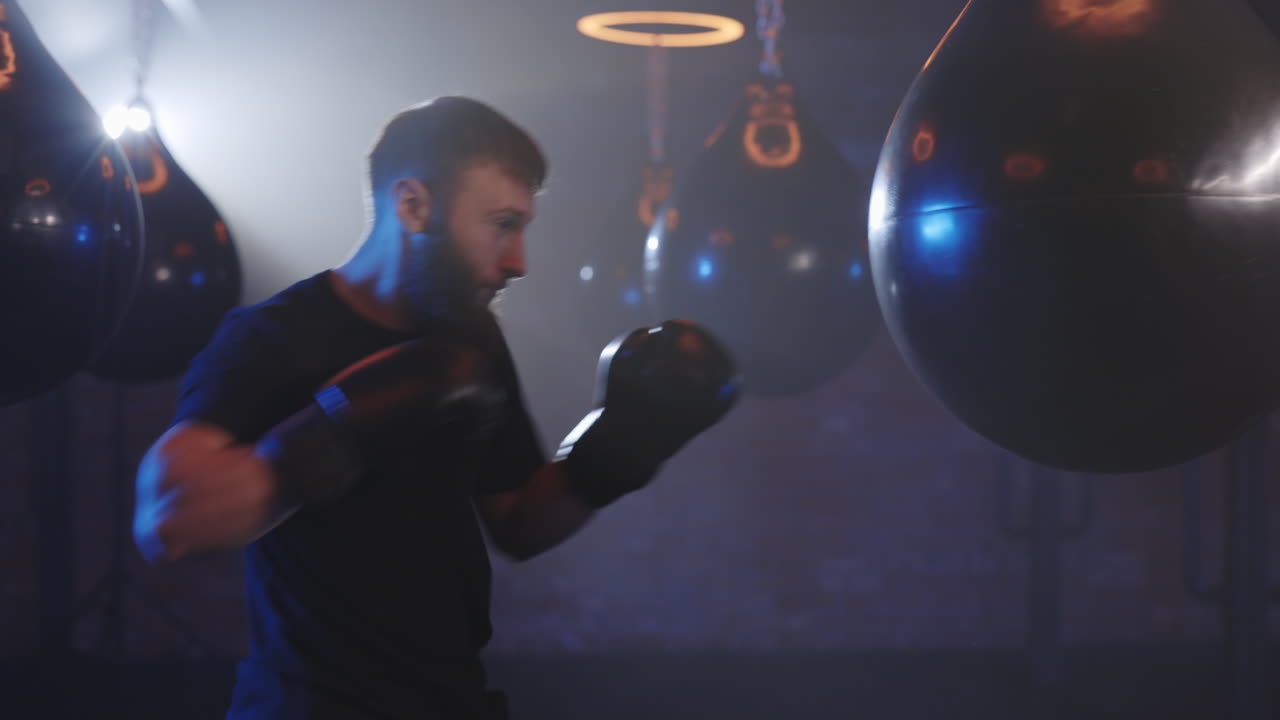 Spor Salonunda Boks Antrenmanı Yapan Adam