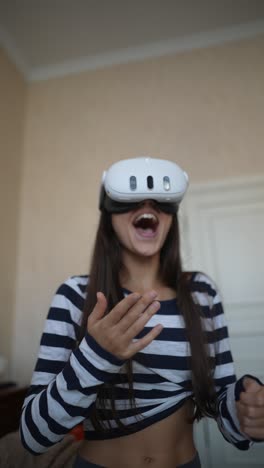 mujer experimentando la realidad virtual