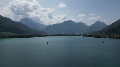 Seenlandschaft-Mit-Bewölktem-Himmel-Und-Segelbooten-Walensee