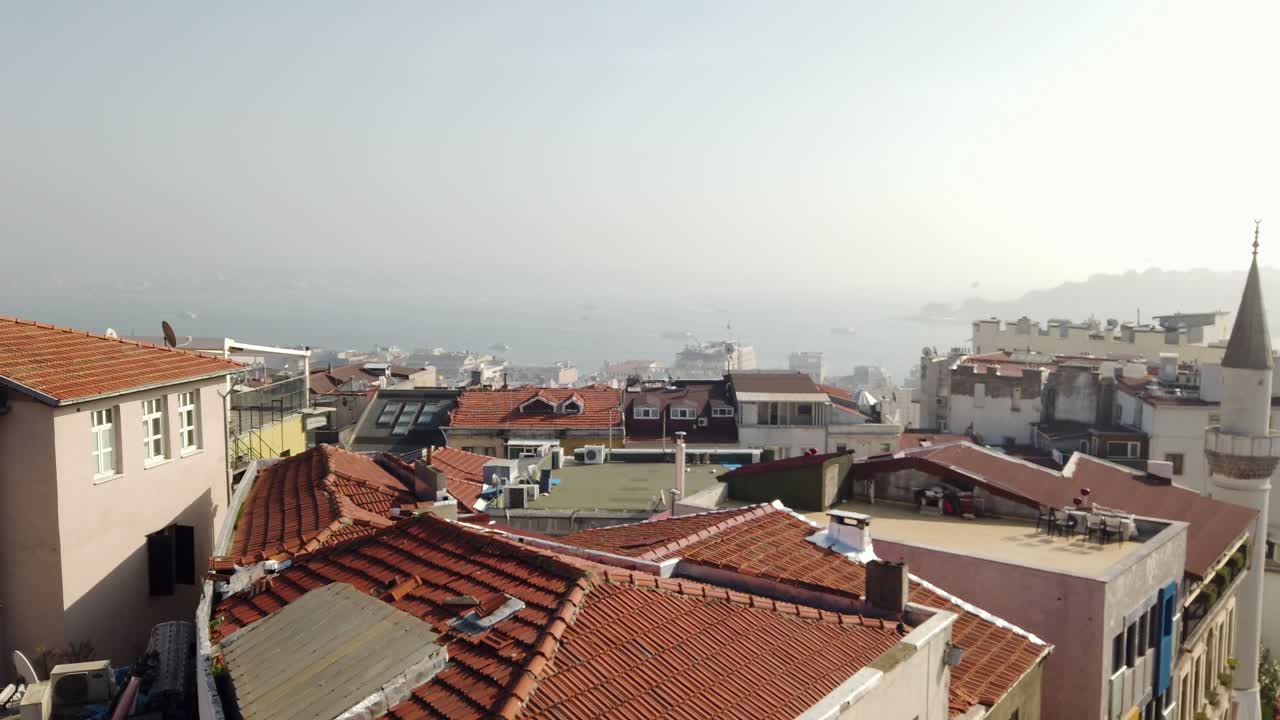 vista panorámica del paisaje urbano desde la azotea en el lado europeo de estambul