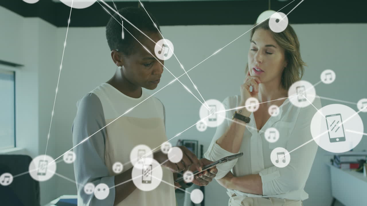 animación de iconos conectados sobre diversas trabajadoras que discuten informes en tabletas digitales