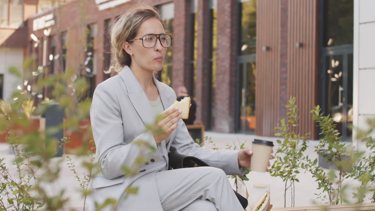 Mulher de negiceos fazendo uma pausa para o almoco ao ar livre