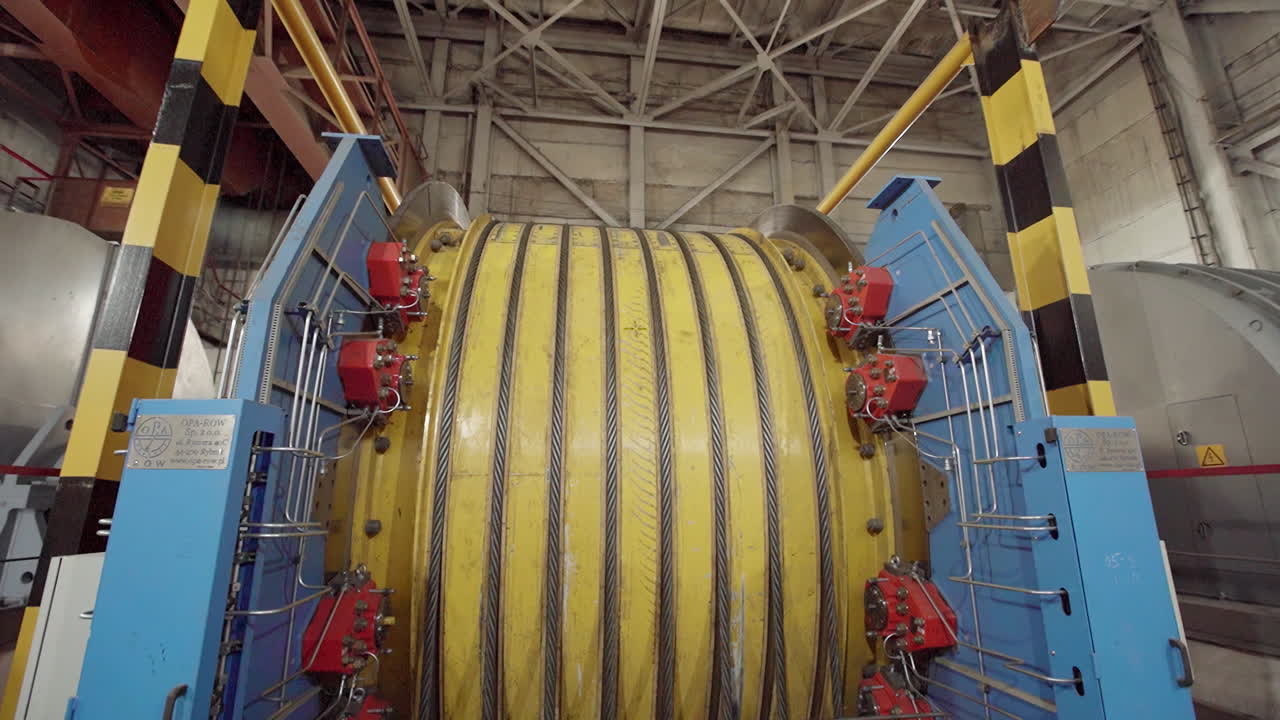 gran bobina de cable industrial en el entorno de la fábrica