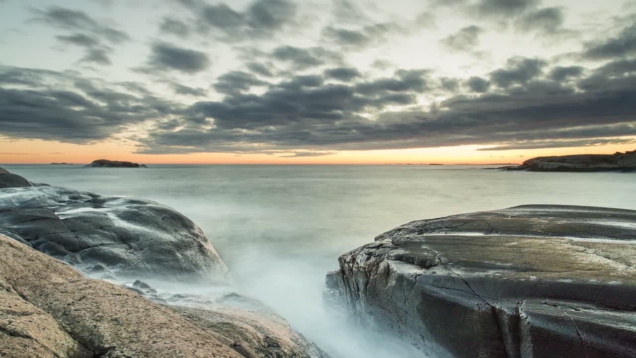 일몰과 지나가는 구름 timelapse와 함께 춤추는 바다