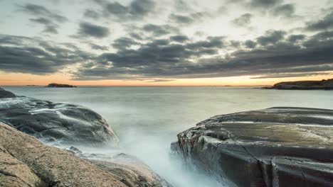 Océano-Danzante-Con-Puesta-De-Sol-Y-Nubes-Pasajeras-Timelapse