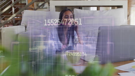 animación del procesamiento de datos financieros sobre una mujer afroamericana usando una computadora portátil
