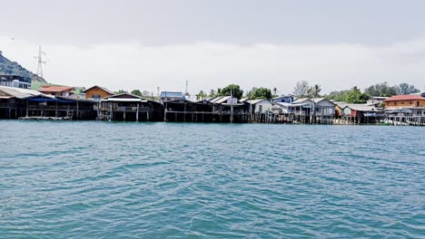 la isla de koh jum vista desde un barco