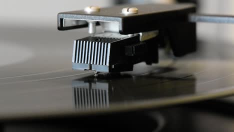 Nahaufnahme-Der-Plattenspieler-Nadel-Auf-Der-Sich-Drehenden-Vinyl-Disc