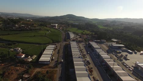 vista aérea del paisaje rural del parque industrial y de la carretera rural