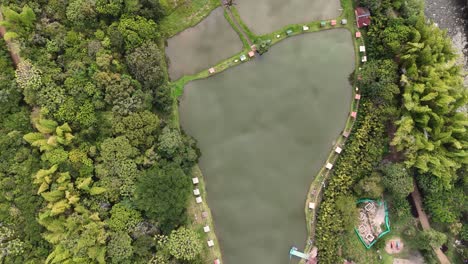 Vista-Aérea-De-Un-Lago-Con-Reflejo-Del-Cielo-En-El-Río-Pance,-Cali,-Colombia