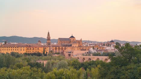 Sonnenaufgang-Von-Nacht-Zu-Tag-Zeitraffer-Der-Mezquita-Moschee-Kathedrale-Und-Der-Römischen-Brücke-Der-Stadt-Cordoba-Im-Sommer