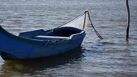 video postal de un pequeño bote de madera tradicional que se mueve con el viento en el agua