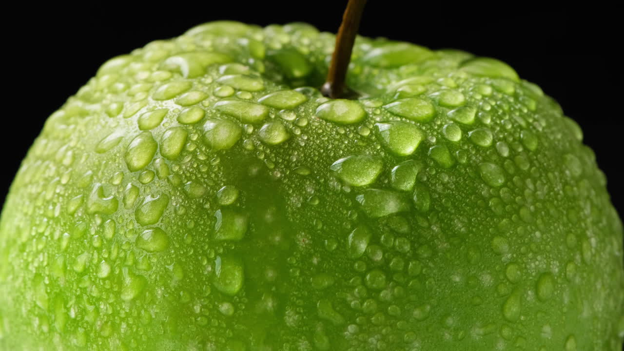Close up of a delicious fresh and crisp green apple with water drops