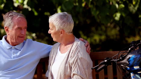 Pareja-De-Ancianos-Sentados-En-Un-Banco-Del-Parque