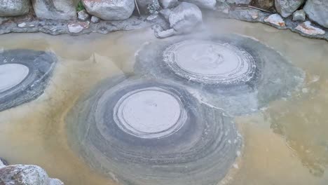 manantial caliente, volcán de barro en beppu, oita, kyushu, japón
