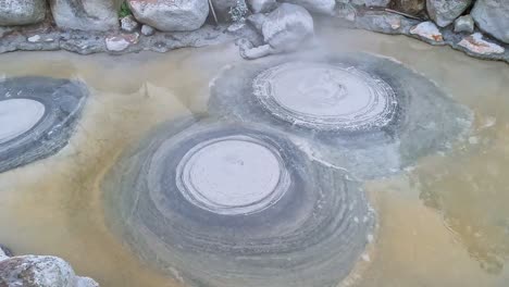 manantial caliente, volcán de barro en beppu, oita, kyushu, japón