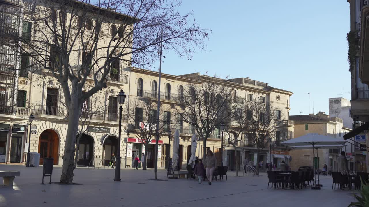 Piazza cittadina in una città spagnola