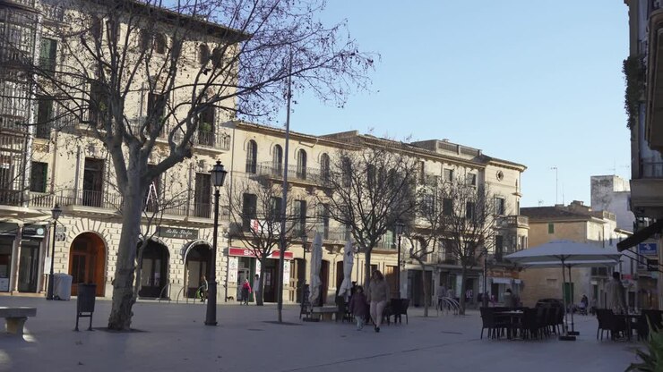 Piazza cittadina in una città spagnola