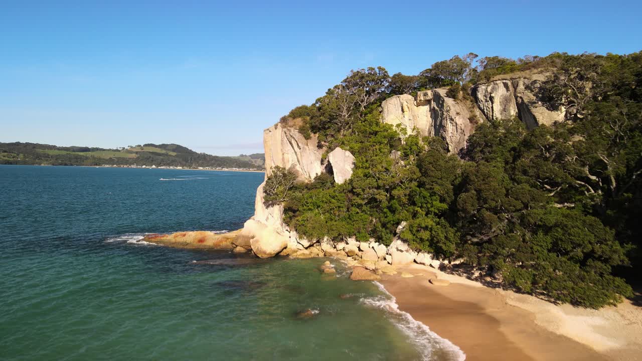 paso elevado panorámico sobre un acantilado de piedra caliza en la península de cormandel en nueva zelanda
