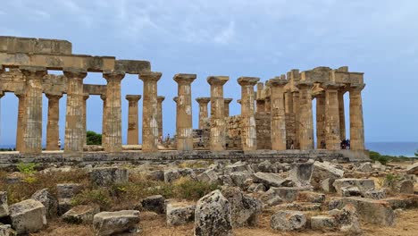 Ruinen-Eingestürzter-Griechischer-Tempel-Und-Säulen-Am-Wasser-Im-Archäologischen-Park-Selinunte-In-Sizilien,-Italien