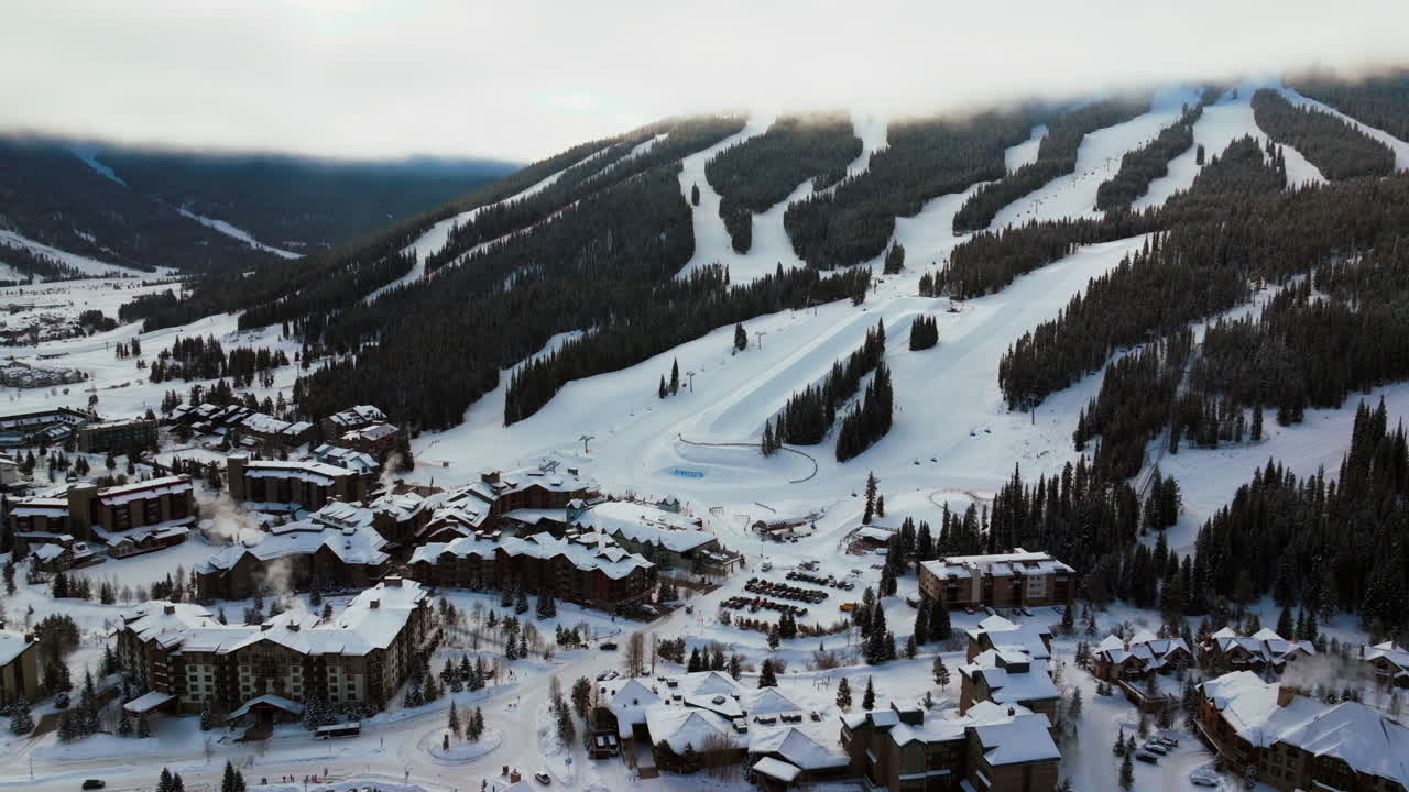copper mountain colorado estación de esquí capa de nubes brumosa invierno nevado madrugada amanecer avión no tripulado i70 águila volador ascensor centro aldea mitad de tubo icon paso snowboarding hacia adelante lentamente pan hacia arriba