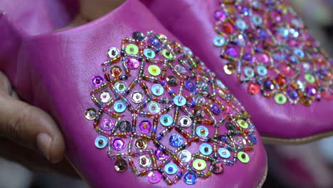 elegantes zapatos de cuero belga rosados que muestran la artesanía marroquí en el vibrante mercado antiguo de la medina de marrakech