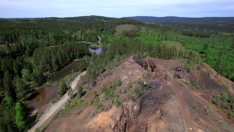 mina desierta, lago y bosque, bergslagen, suecia, patrimonio industrial, antena circular