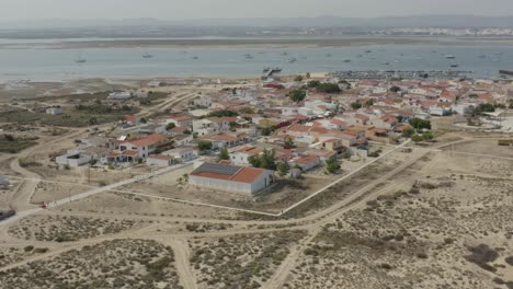 Algarve,-Portugal-–-Die-Küstenresidenzen-Auf-Der-Insel-Armona-An-Einem-Sommertag-–-Drohnenaufnahme-Aus-Der-Luft