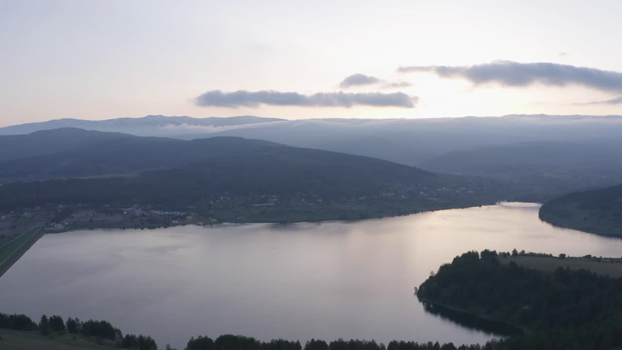 Penerbangan drone di atas danau saat matahari terbit