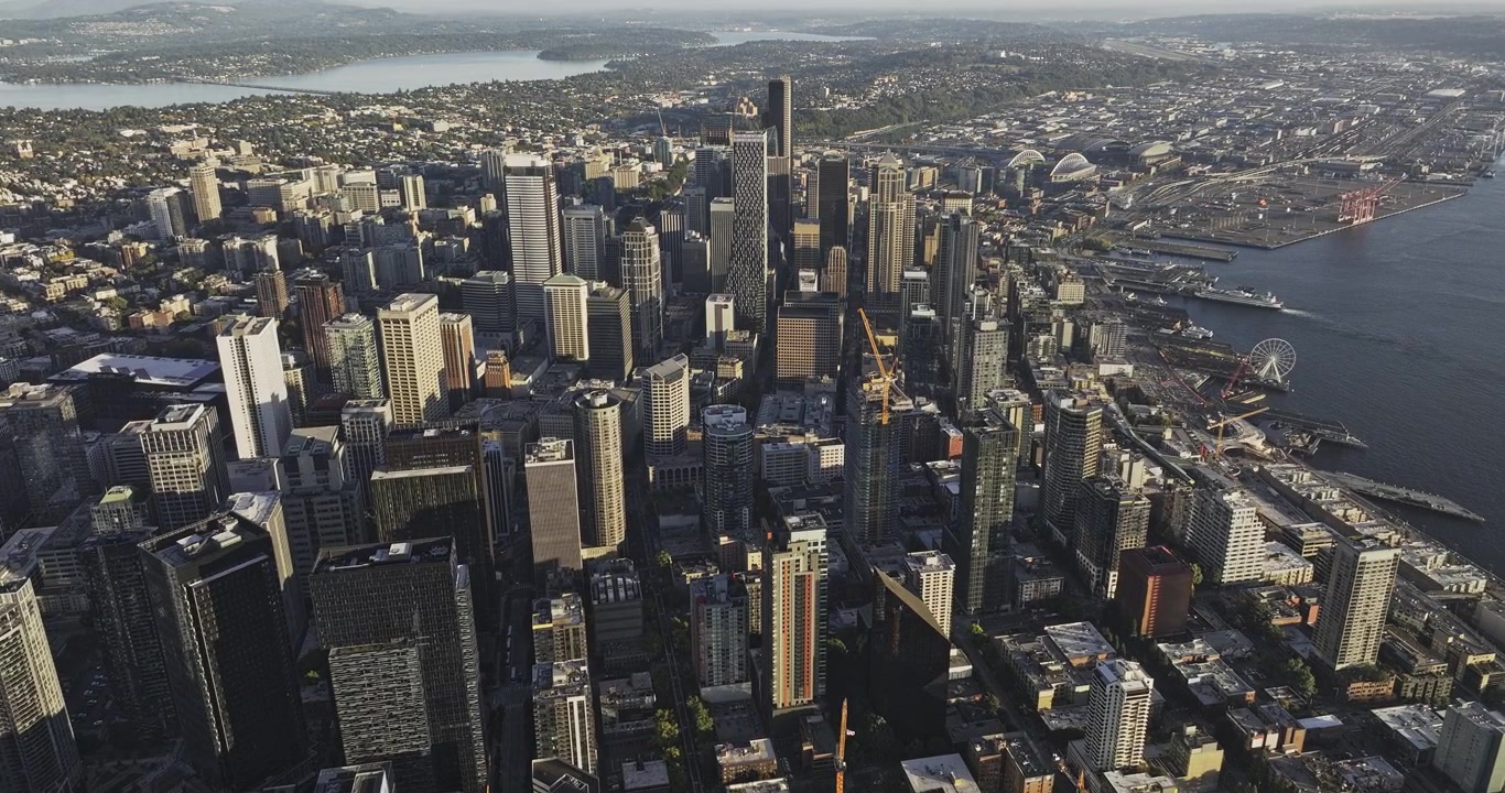 Vista aérea de Seattle, Washington v172, paso elevado a vista de pájaro sobre Belltown, el centro y la zona costera hacia Sodo, Beacon Hill y el lago Washington - Filmado con Mavic 3 Pro Cine - 6 de octubre de 2023