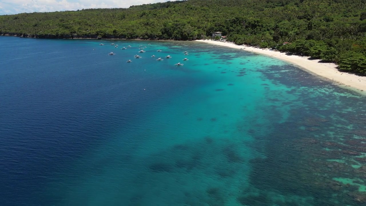 Crystal Bay Isola di Samal Oasi Tropicale Nascosta a Davao Filippine Tracciamento Drone a Sinistra 4K 30FPS