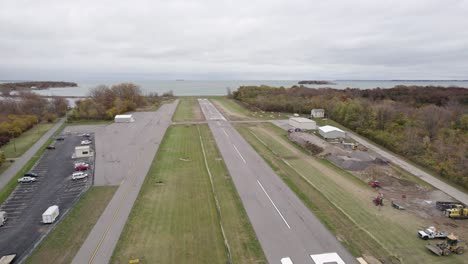 pequeño avión despegando de la pista en el pequeño aeropuerto rural en put in bay, ohio, ee.uu.
