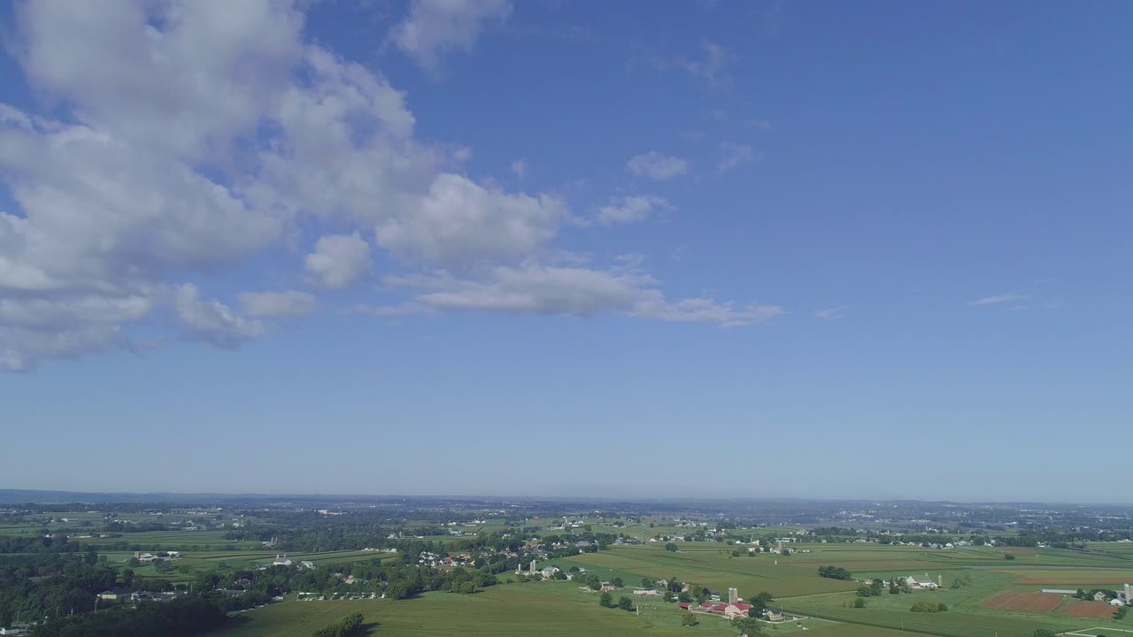 푸른 하늘과 흰색과 어두운 솜털 구름