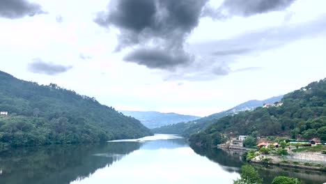 Un-Río-Tranquilo-Rodeado-De-Naturaleza-Con-Un-Impresionante-Reflejo-Del-Cielo-En-El-Agua