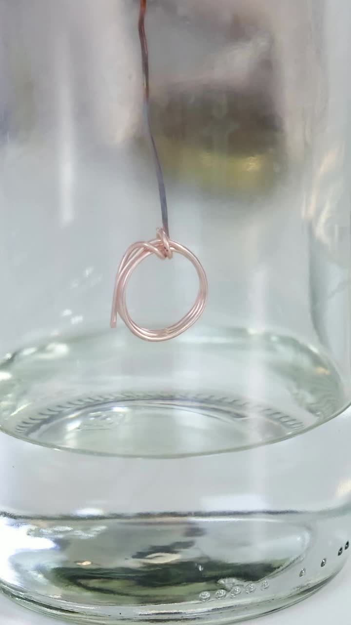 experimento de reacción química con cobre y acetona