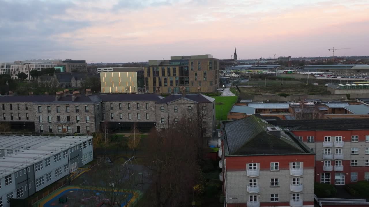 Fantastiske 4K Cinematic Drone-filmopptak som fanger den magiske soloppgangen i den gylne timen over Smithfield Dublin, Irland_23